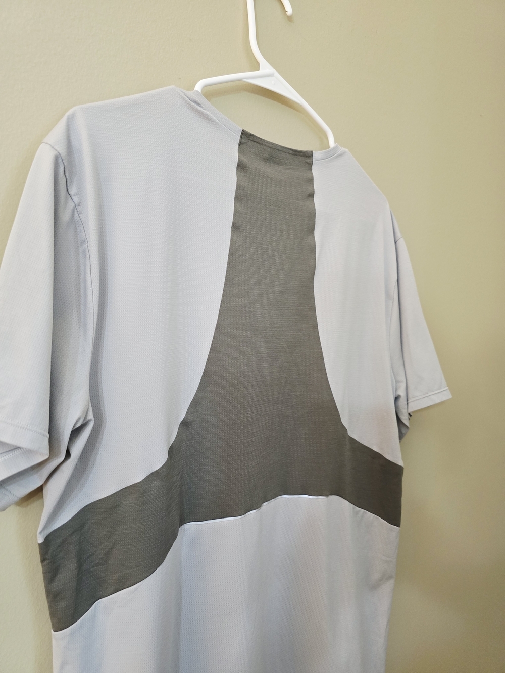Light Gray Performance Short-Sleeve Men's Shirt Reflective Running - Picture 5 of 6